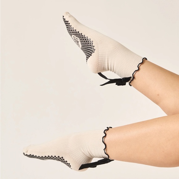 Lucky Honey Juliet Black Velvet Bow Grip Sock Cream Sock Pilates Barre - Picture 2 of 4